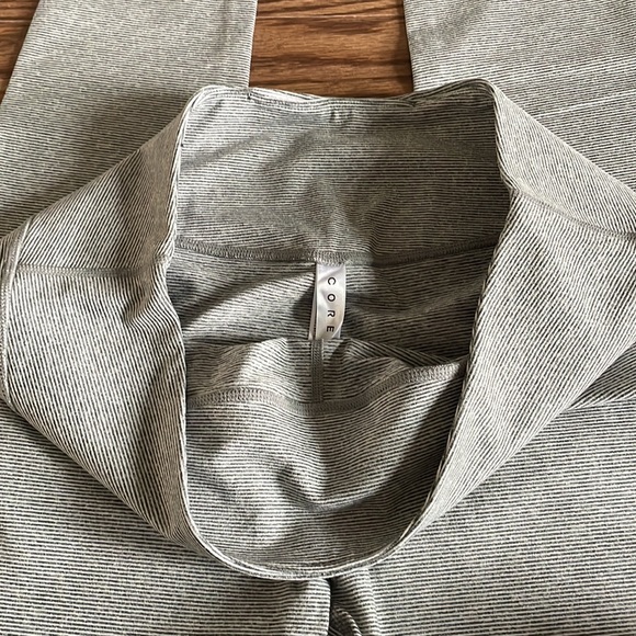 Core 10 Leggings Micro Stripe White Gray Yoga Activewear NWOT - Picture 3 of 5